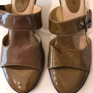 Softspots Caroline caramel patent 7W